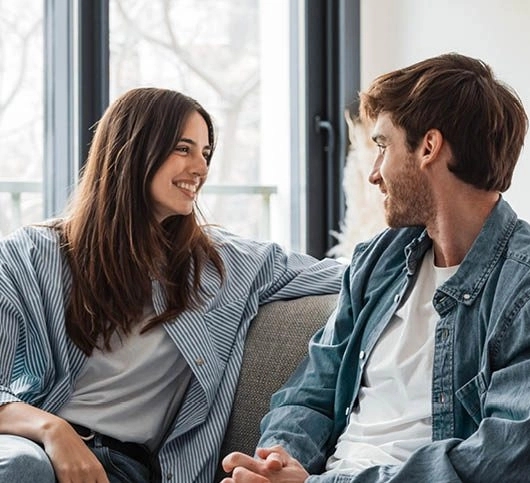 Vrouw en man in gesprek