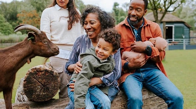 Familie 3 generaties op de kinderboerderij