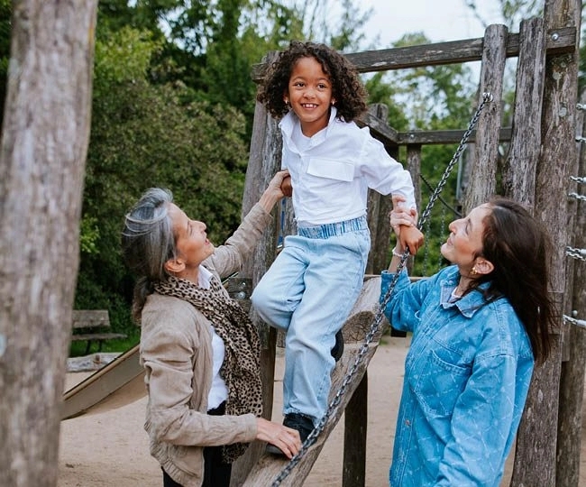 Oma, moeder en dochter in het park