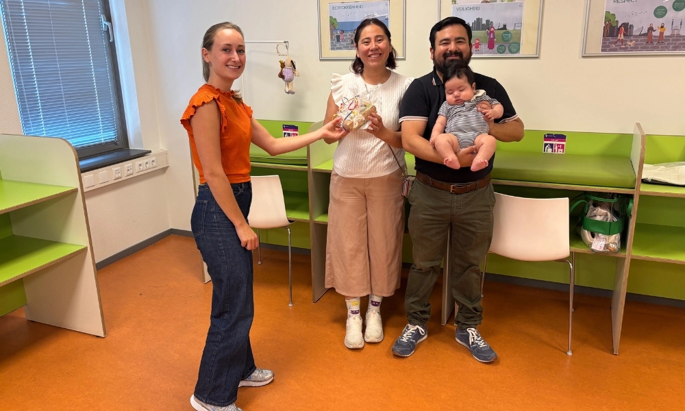 Ouders met baby en jeugdverpleegkundige