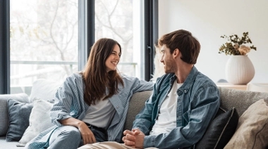 Man en vrouw op de bank in gesprek