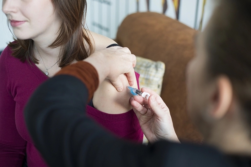 Vrouw die maternale kinkhoest vaccinatie krijgt