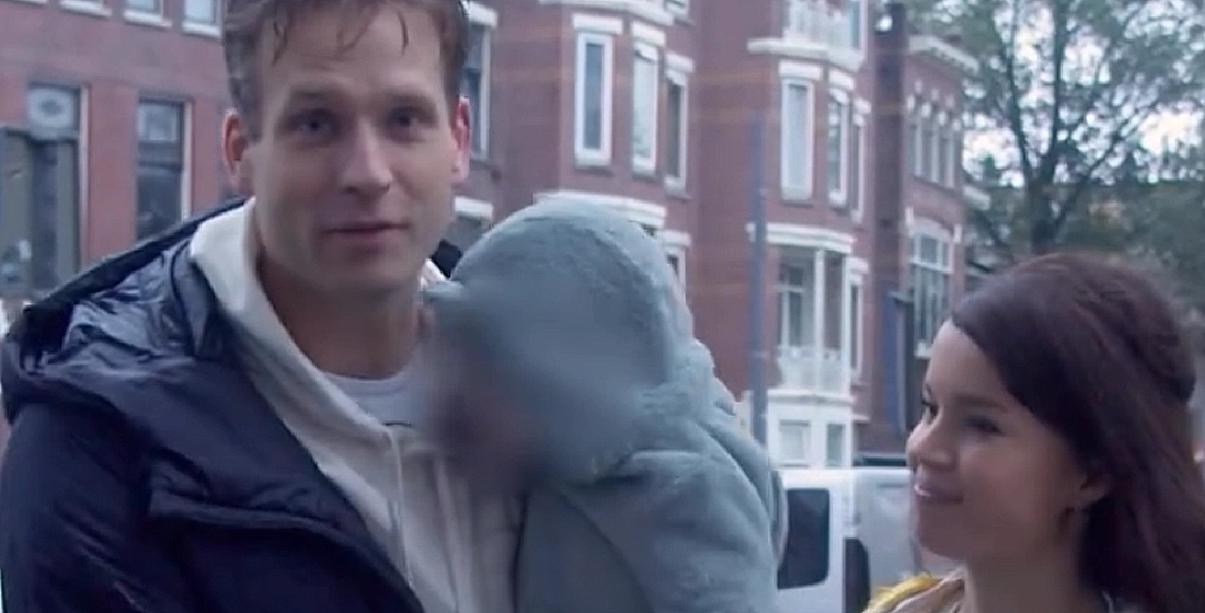 Staatssecretaris Karremans met zijn zoontje en zijn vrouw