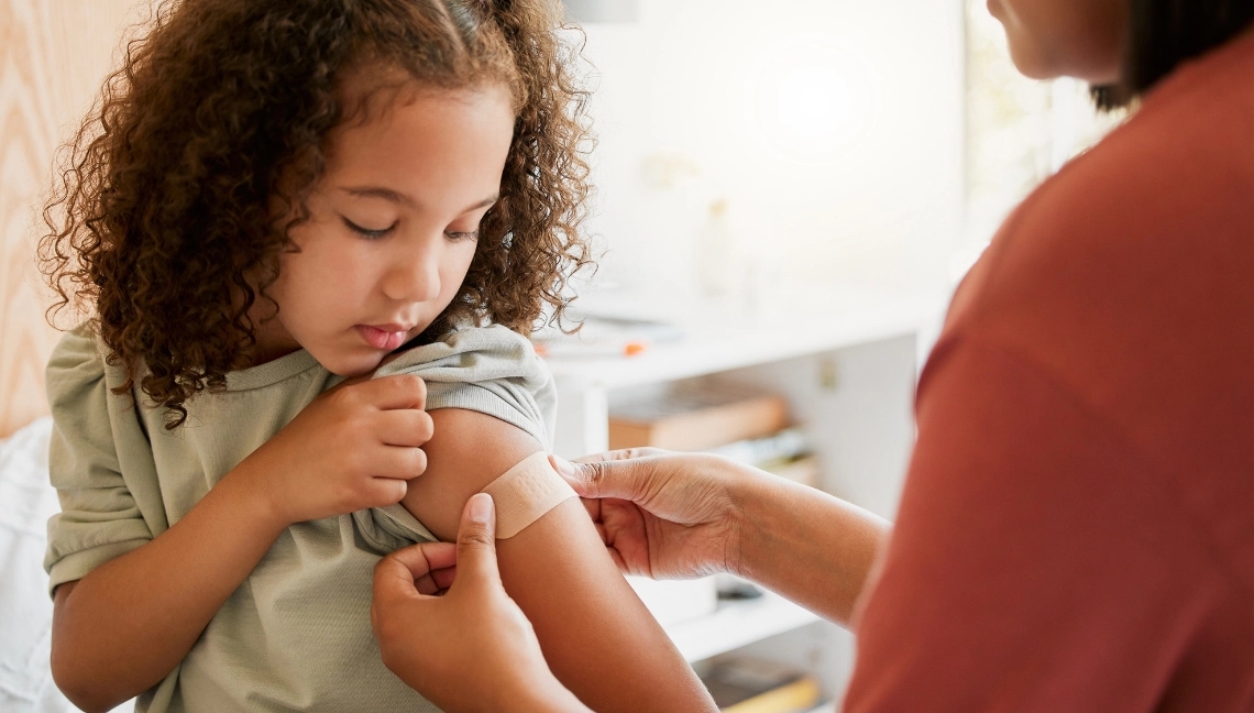Kind na prik krijgt een pleister op haar arm