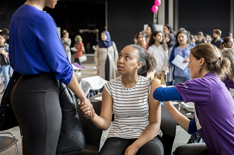 Meisje die tijdens een vaccinatiedag haar HPV-prik komt halen