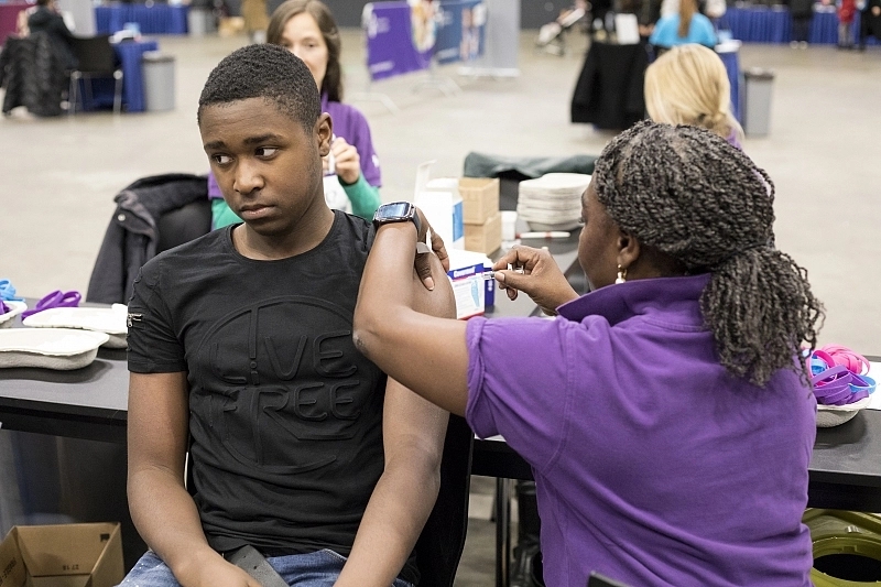 Jongen die een vaccinatie krijgt tijdens een vaccinatiedag