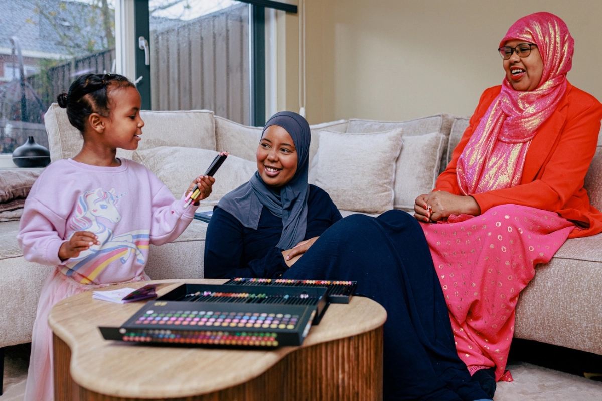 Familie Dahir samen in de woonkamer
