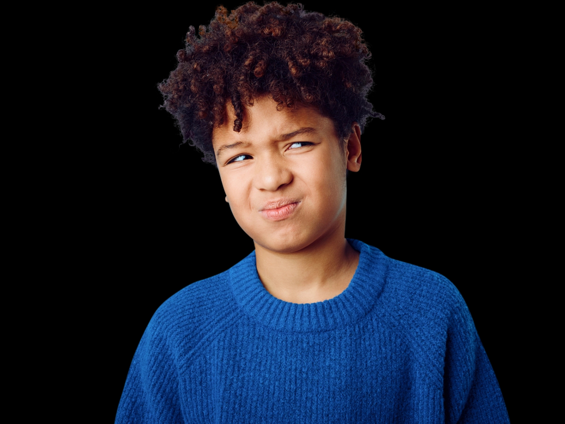 Jongen die bang kijkt