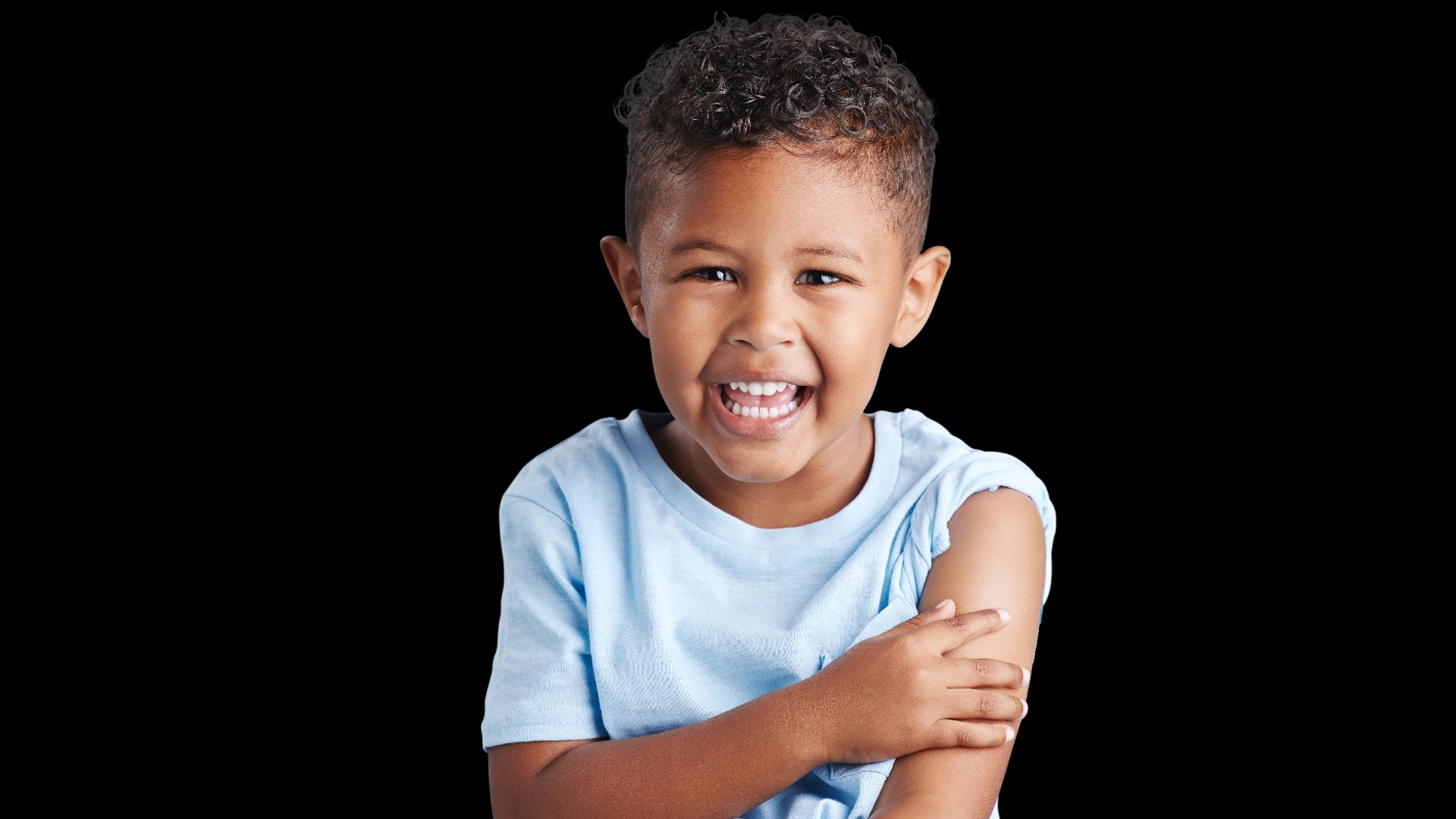 Klein kind die over zijn arm wrijft