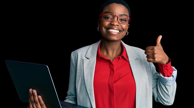 Mevrouw met laptop en duim omhoog