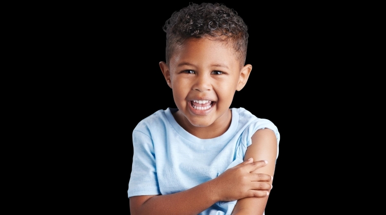 Klein kind die over zijn arm wrijft