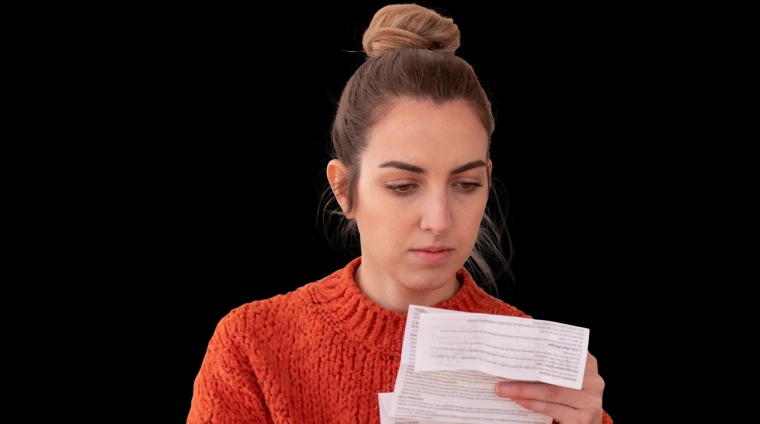 Mevrouw die een bijsluiter leest